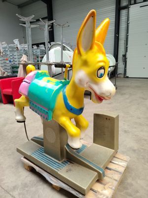 un âne en peluche posé sur une palette dans un entrepôt