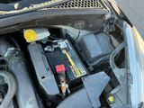 le moteur d'une voiture dont le capot abrite une batterie