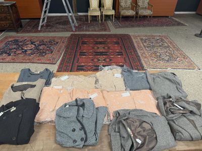 plusieurs vêtements posés sur une table dans une pièce