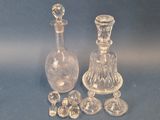 un grand nombre d'objets en verre posés sur une table