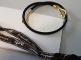un bracelet noir et doré et un cordon noir et blanc