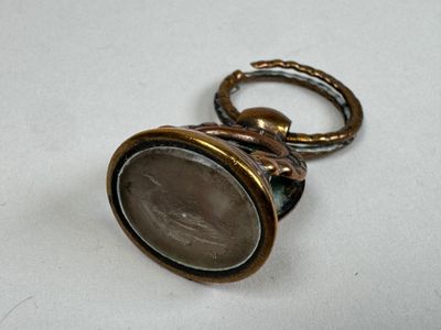 Cachet de pouce en métal doré à décor en intaille d'un perso… - Photo 1