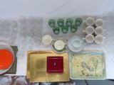 une table sur laquelle sont posés des tasses, des assiettes et des bols