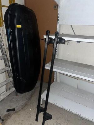 une valise noire posée sur une étagère dans un garage