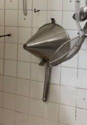 une photo d'une salle de bains avec un urinoir et un lavabo