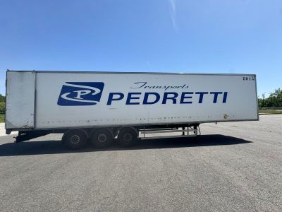 un gros plan d'un semi-remorque garé sur un parking