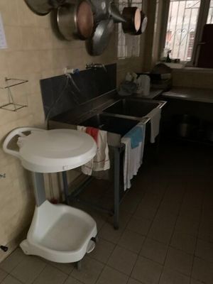 une petite cuisine équipée d'un évier et de toilettes