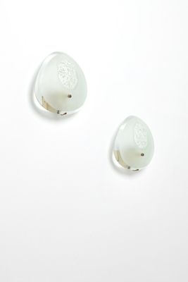 deux morceaux de verre blanc ornés d'un motif floral