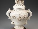 une image représentant un vase blanc orné d'un motif floral sur le dessus