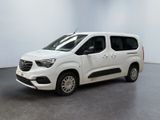 La camionnette blanche est garée dans une pièce au sol gris.