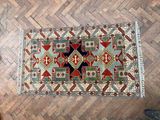 un tapis posé sur un parquet, avec une personne debout à côté