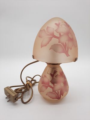 une lampe posée sur une table à côté d'un cordon