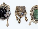 trois broches en argent et en jade et une paire de cuillères en argent