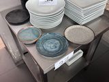 de nombreuses assiettes et bols posés sur une table dans la cuisine