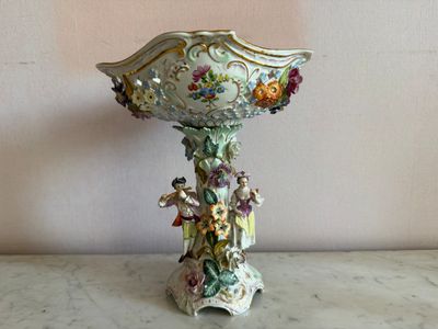 un vase orné d'un oiseau, posé sur une table