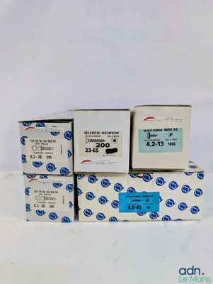 trois boîtes de papier toilette bleu et blanc empilées les unes sur les autres