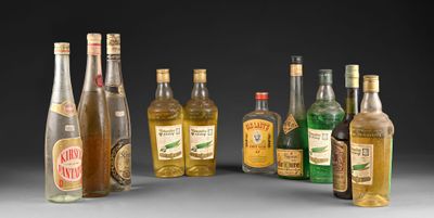 Plusieurs bouteilles d'alcool sont alignées sur une surface grise