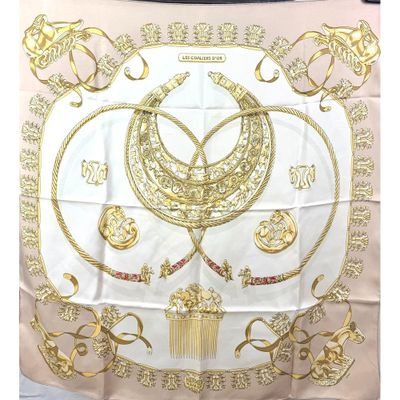 une écharpe blanche et dorée ornée d'une couronne