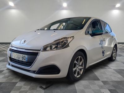 la petite voiture blanche est garée dans le garage sur un sol en damier