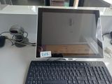 un ordinateur portable posé sur un bureau, avec un clavier