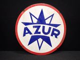 une photo d'un panneau circulaire sur lequel figure le mot « azzur »