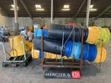 une grande pile de fûts bleus et jaunes dans un entrepôt