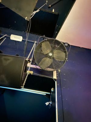 un ventilateur suspendu au plafond dans une pièce