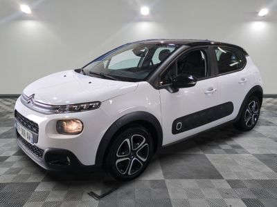 la citrole blanche est garee sur un sol en damier