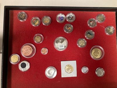 une photo d'une vitrine remplie de différentes sortes de pièces de monnaie