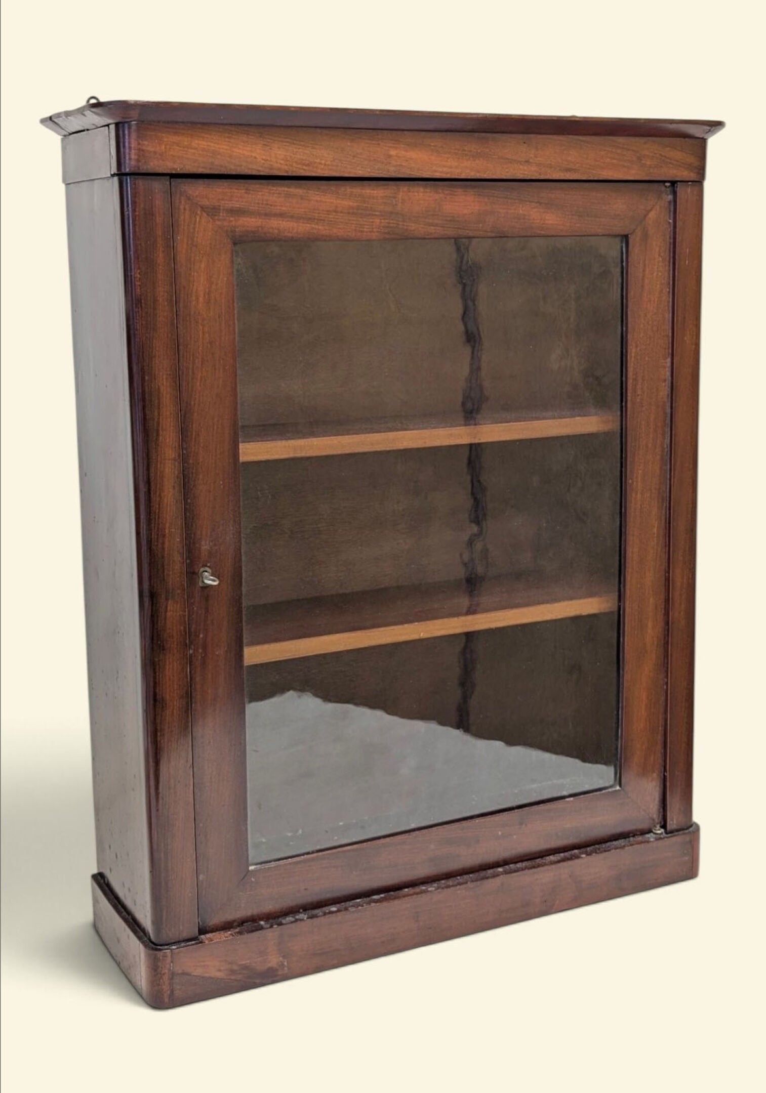 Vitrine d'applique en acajou et placage d'acajou.