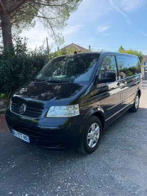 La camionnette noire est garée sur le bord de la route.