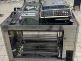 une machine posée sur le sol d'une pièce