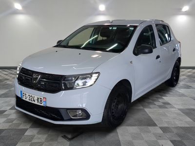une photo d'une dacia blanche garée dans un garage