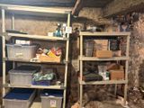 une cave sale, avec des étagères et des bacs à l'intérieur