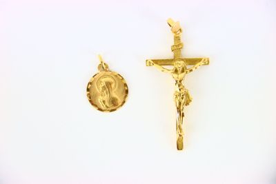 crucifix et médaille plaqués or sur fond blanc