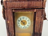 une petite boîte en osier contenant une horloge