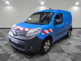 la photo d'une camionnette bleue avec une bande rouge et blanche sur le côté