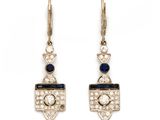une photo d'une paire de boucles d'oreilles en saphir et diamant