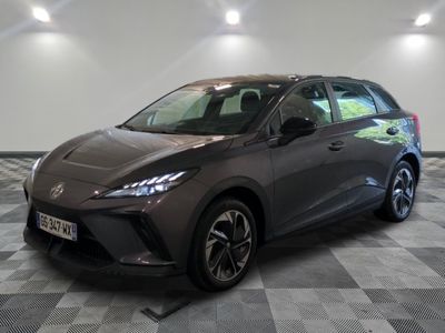 Une Toyota C-HR grise est garée sur un sol à damier