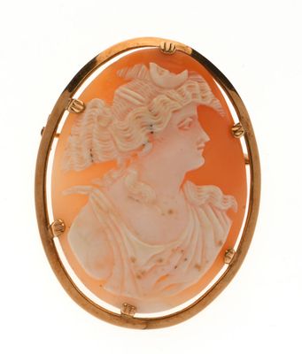une image représentant le profil d'une femme sur une broche orange et dorée