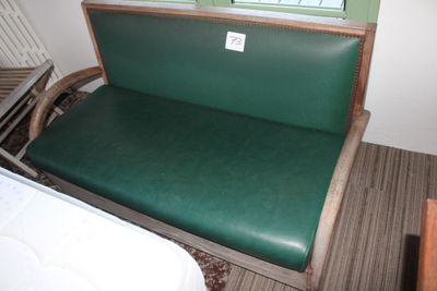 un banc vert dans un coin de la pièce