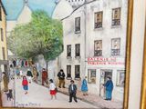une peinture représentant une scène de rue avec des personnes marchant dans la rue
