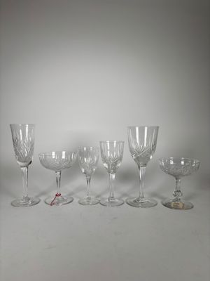 Plusieurs verres à vin sont alignés sur une table