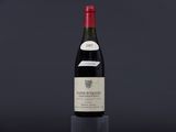 une bouteille de vin posée sur une table noire