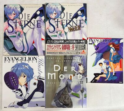 des livres d'anime posés sur une table, sur fond blanc, avec une photo en noir et blanc