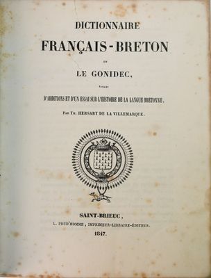 un vieux livre avec l'image d'un blason