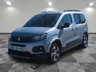 La nouvelle camionnette Citroën est garée sur un sol à damier.