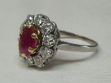 une image montrant un gros plan d'une bague sertie d'un rubis
