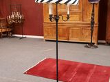 une lampe posée sur un pied au milieu d'une pièce