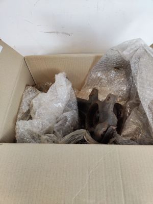 une boîte en carton contenant un certain nombre d'objets